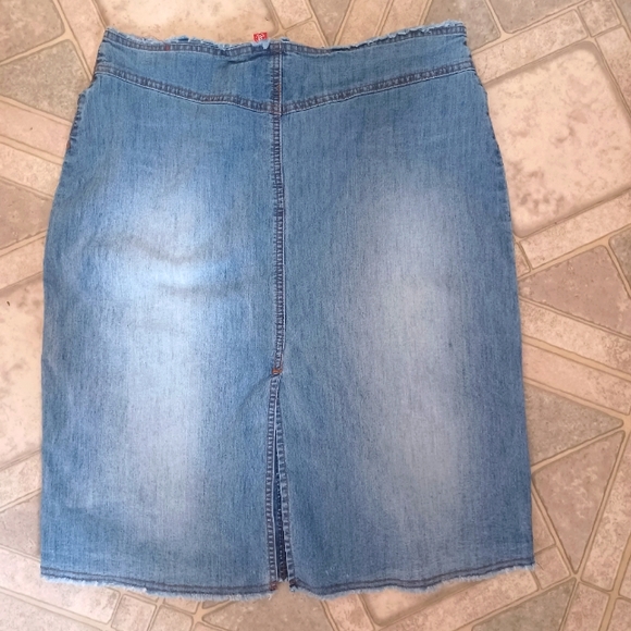 Bongo knee length skirt with slit - Picture 2 of 2